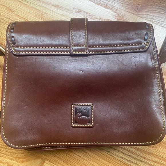Dooney & Bourke VTG dark brown leather  and gold trimmed crossbody strap. - Picture 2 of 4